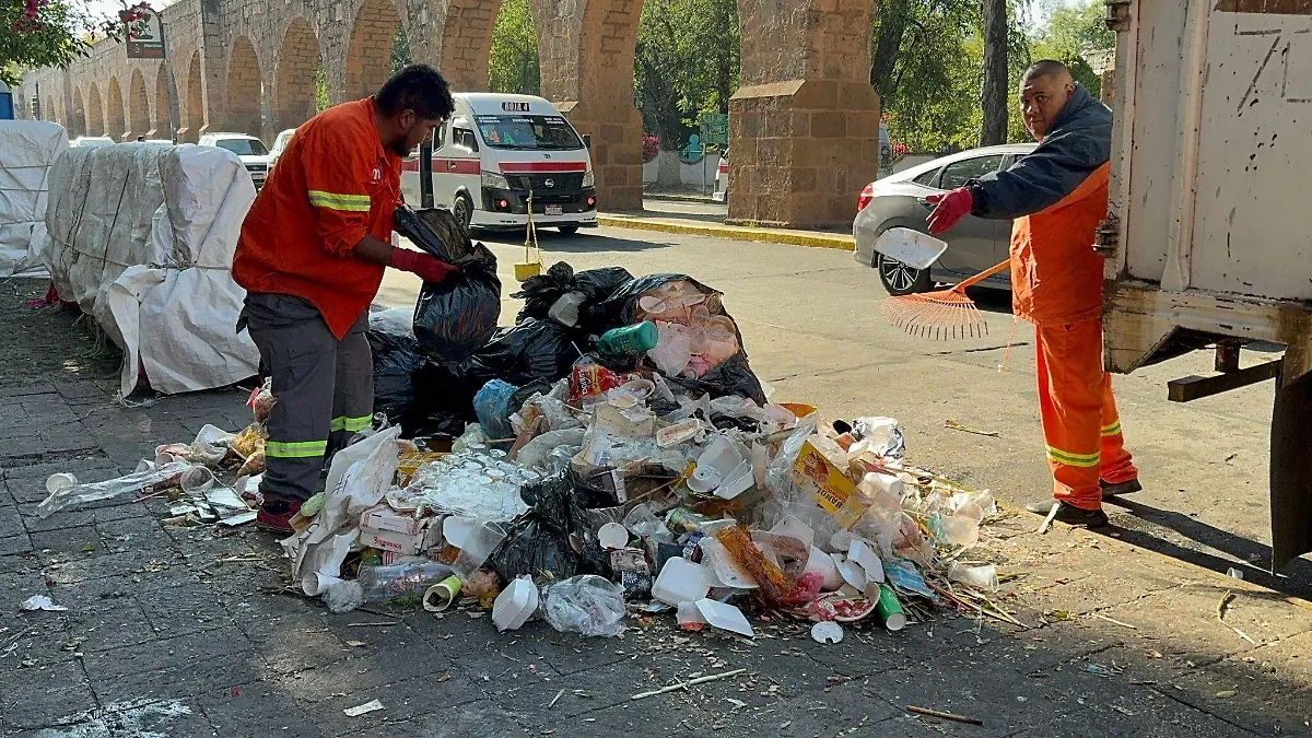 Personal de servicios públicos recogiendo basura